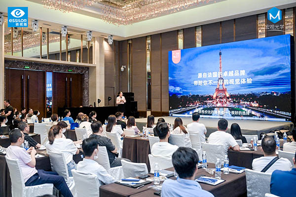 “追光而上 依路同行”2023依視路全新鉆晶產(chǎn)品推介會(huì)